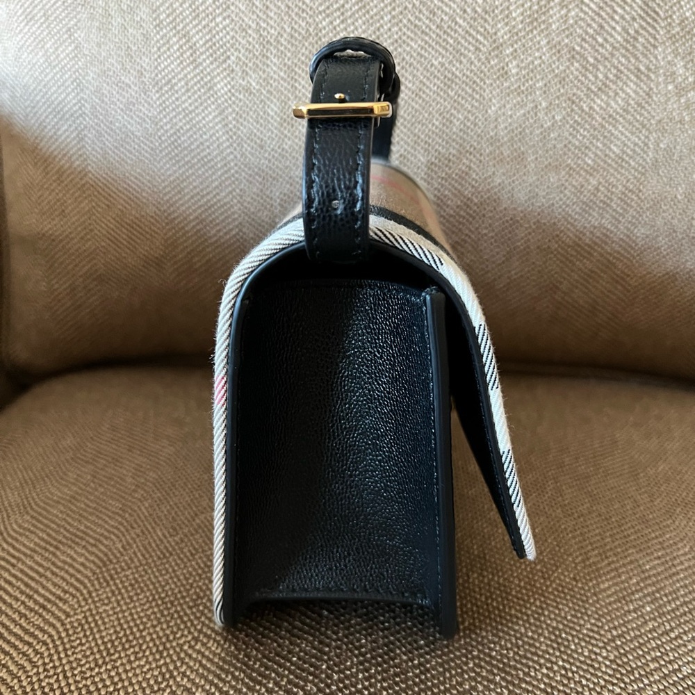 Burberry purse - Picture 11 of 16